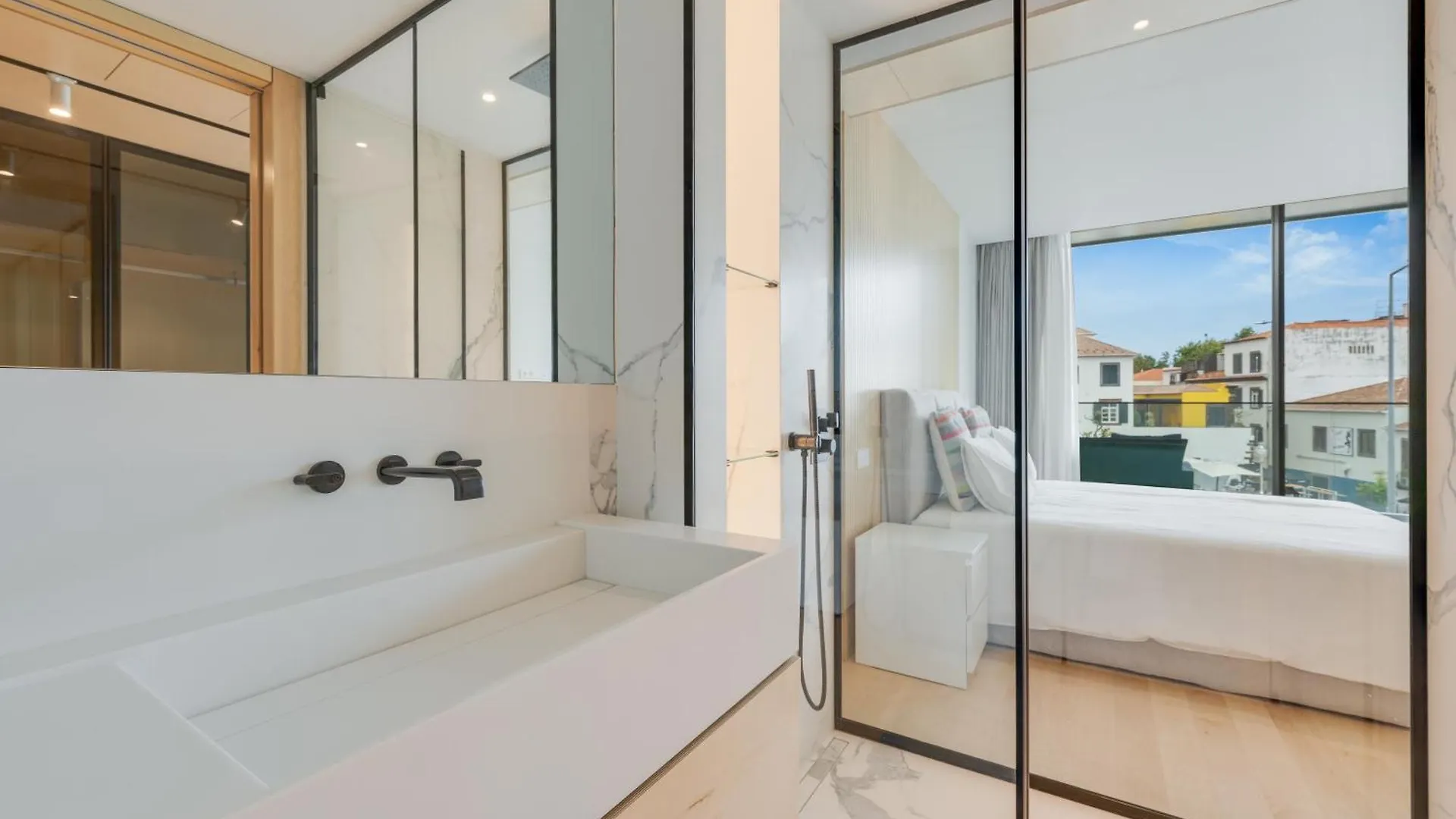 Chic Two-Bedroom En Suite In Central Town - Savoy Residence Φουνκάλ 0*,  Πορτογαλία