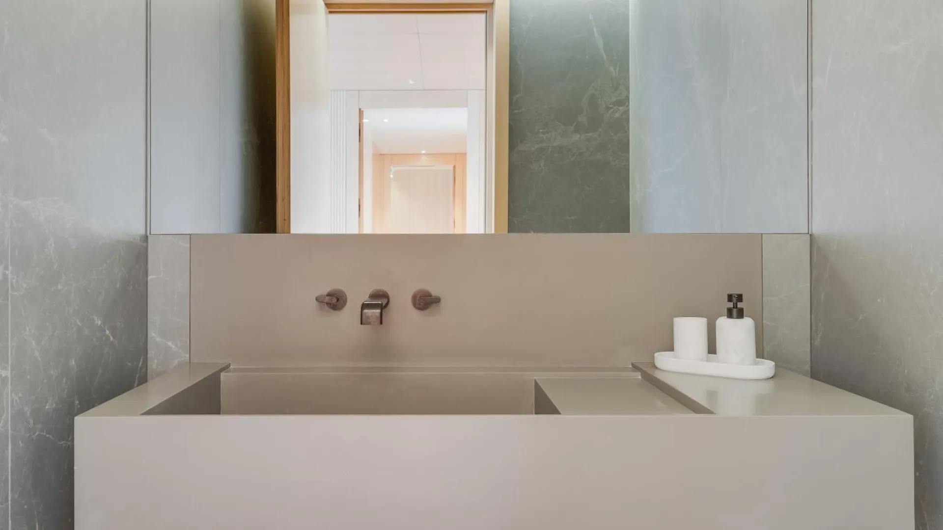Διαμέρισμα Chic Two-Bedroom En Suite In Central Town - Savoy Residence Φουνκάλ Πορτογαλία